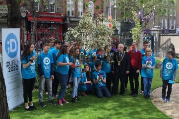 The Lord Mayor and 28 students from all of the 28 EU Countries at Dublin's Mansion House (Photo: Dublin2020)