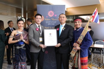 Holding the AIPH approval certificate (left) Mr Sayam Sirimongkol, Udon Thani’s Governor and (right) H.E. Dr Chalermchai Sree-on, Minister of Agriculture and Cooperatives (Photo: AIPH)